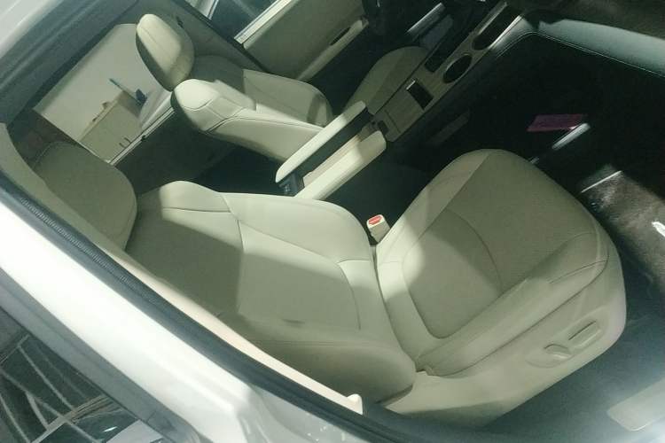 Used Toyota SIENNA 2026 Model 2.5L Dual-Engine Four-Wheel-Drive Prestige Edition Right Front Seat
