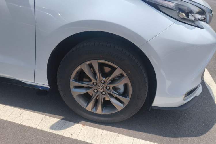 Used Toyota SIENNA 2026 Model 2.5L Dual-Engine Four-Wheel-Drive Luxury Edition Right Front Wheel Hub