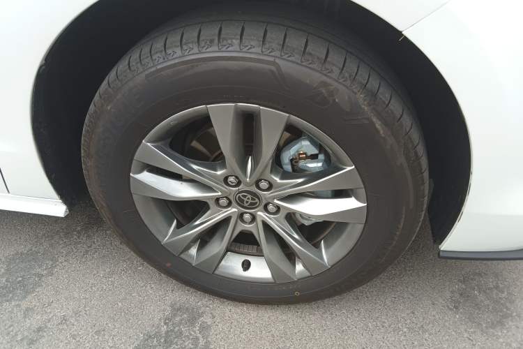 Used Toyota SIENNA 2026 Model 2.5L Dual-Engine Two-Wheel-Drive Comfort Edition Right Front Wheel Hub