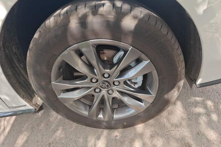 Used Toyota SIENNA 2026 Model 2.5L Dual-Engine Four-Wheel-Drive Luxury Edition Right Front Wheel Hub