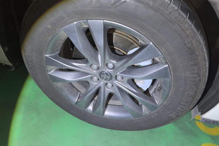 Used Toyota SIENNA 2026 Model 2.5L Dual-Engine Four-Wheel-Drive Prestige Edition Right Front Wheel Hub