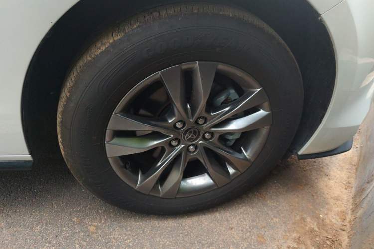 Used Toyota SIENNA 2026 Model 2.5L Dual-Engine Four-Wheel-Drive Prestige Edition Right Front Wheel Hub