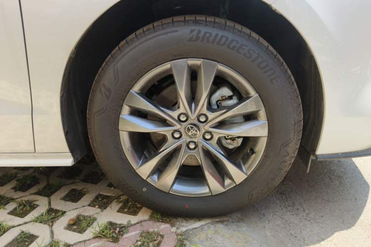 Used Toyota SIENNA 2026 Model 2.5L Dual-Engine Two-Wheel-Drive Comfort Edition Right Front Wheel Hub