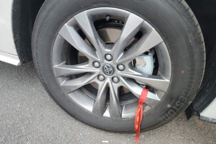 Used Toyota SIENNA 2026 Model 2.5L Dual-Engine Two-Wheel-Drive Comfort Edition Right Front Wheel Hub