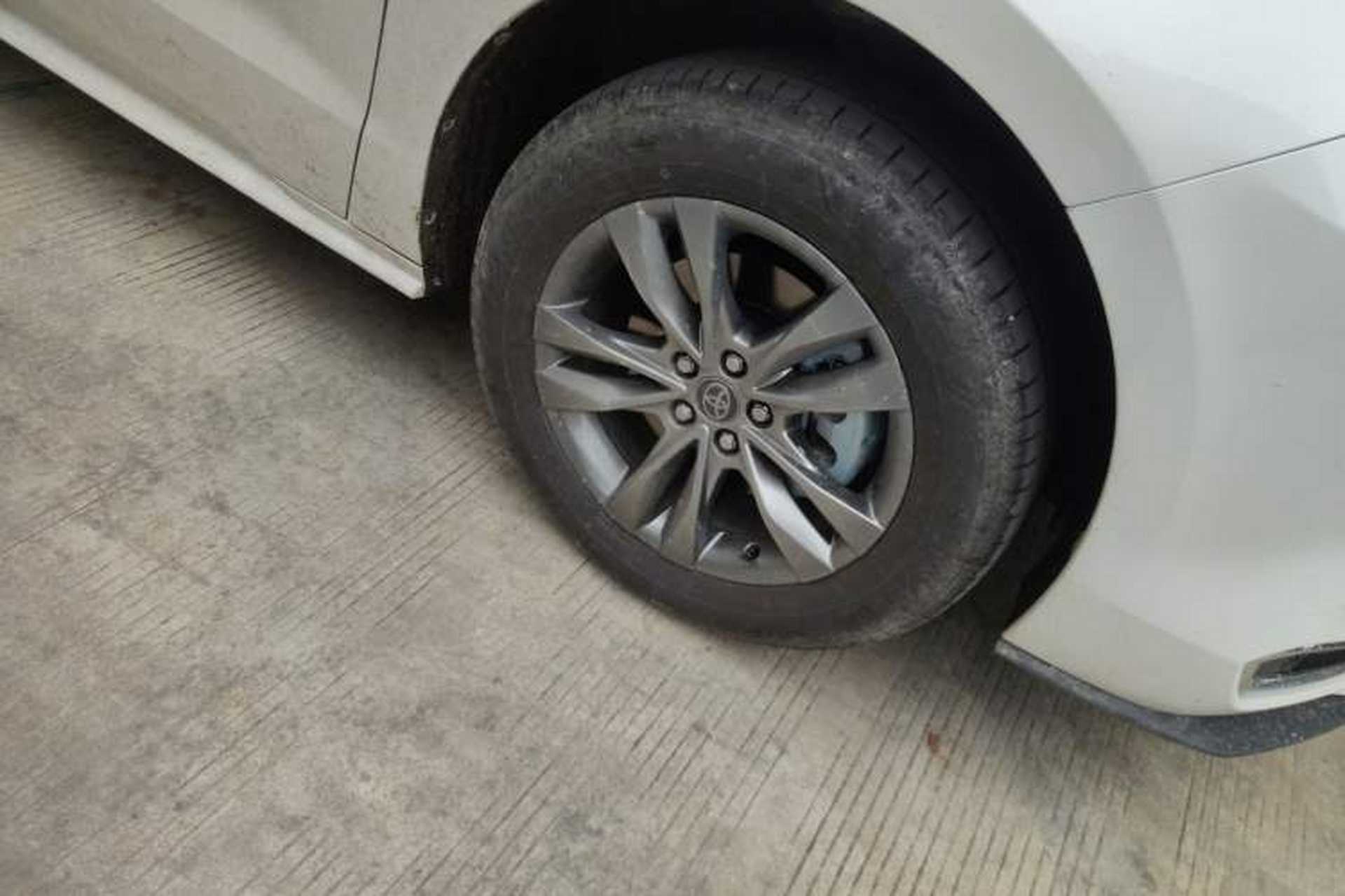 Used Toyota SIENNA 2026 Model 2.5L Dual-Engine Two-Wheel-Drive Comfort Edition Right Front Wheel Hub