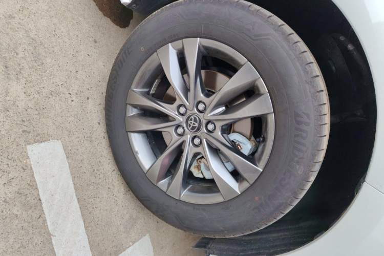 Used Toyota SIENNA 2026 Model 2.5L Dual-Engine Two-Wheel-Drive Comfort Edition Right Front Wheel Hub
