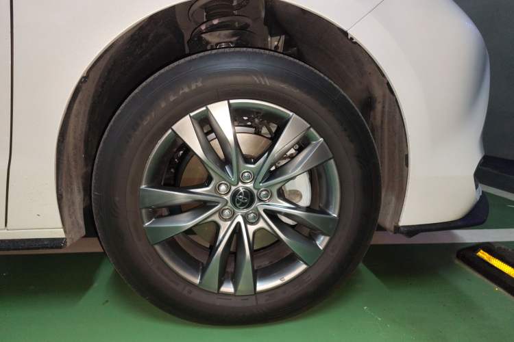 Used Toyota SIENNA 2026 Model 2.5L Dual-Engine Four-Wheel-Drive Premium Edition Right Front Wheel Hub
