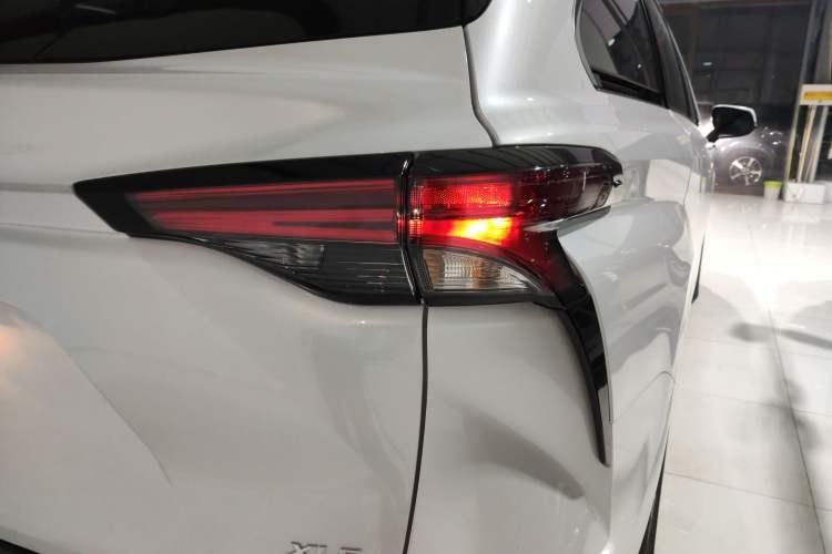 Used Toyota SIENNA 2026 Model 2.5L Dual-Engine Two-Wheel-Drive Luxury Edition Right Rear Taillight