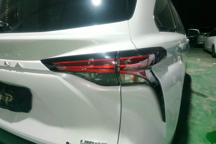 Used Toyota SIENNA 2026 Model 2.5L Dual-Engine Four-Wheel-Drive Prestige Edition Right Rear Taillight