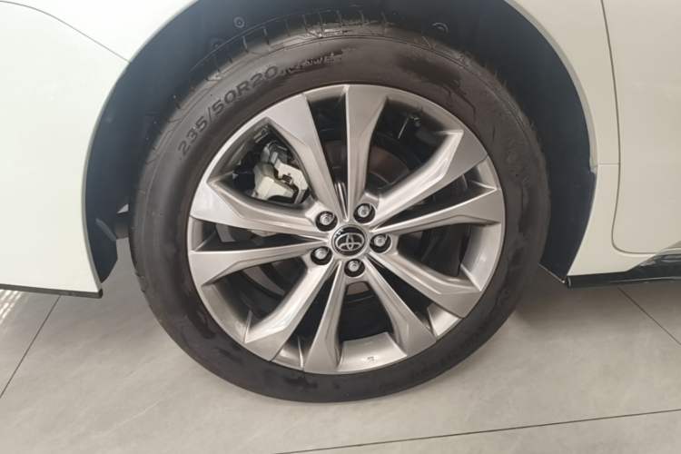 Used Toyota SIENNA 2026 Model 2.5L Dual-Engine Two-Wheel-Drive Prestige Edition Right Rear Wheel Hub
