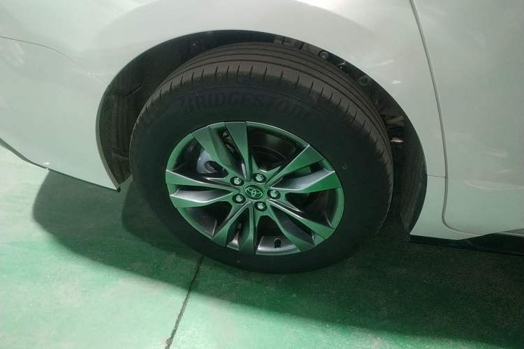 Used Toyota SIENNA 2026 Model 2.5L Dual-Engine Four-Wheel-Drive Prestige Edition Right Rear Wheel Hub