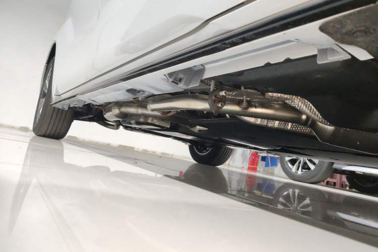 Used Toyota SIENNA 2026 Model 2.5L Dual-Engine Two-Wheel-Drive Luxury Edition Right Side Sill