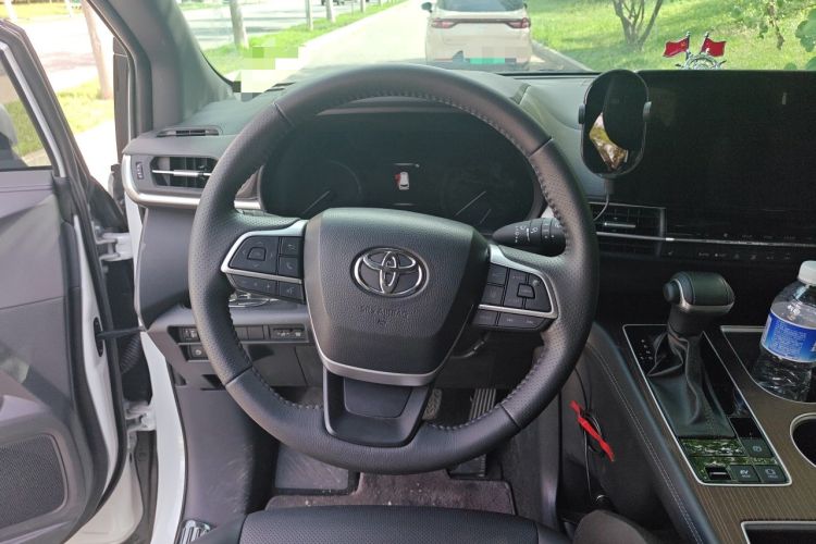 Used Toyota SIENNA 2026 Model 2.5L Dual-Engine Four-Wheel-Drive Luxury Edition Steering Wheel
