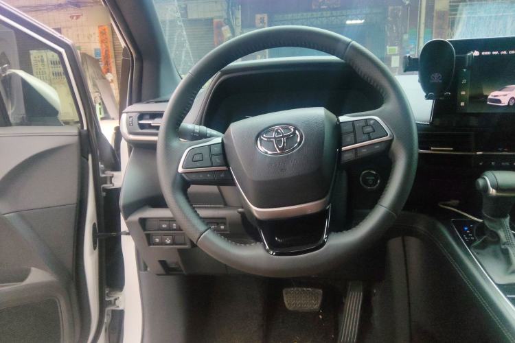 Used Toyota SIENNA 2026 Model 2.5L Dual-Engine Four-Wheel-Drive Premium Edition Steering Wheel