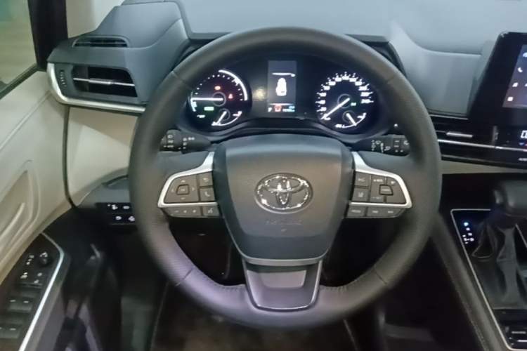 Used Toyota SIENNA 2026 Model 2.5L Dual-Engine Two-Wheel-Drive Comfort Edition Steering Wheel