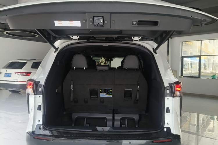 Used Toyota SIENNA 2026 Model 2.5L Dual-Engine Two-Wheel-Drive Luxury Edition Trunk