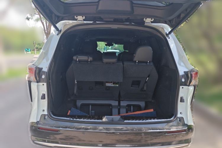 Used Toyota SIENNA 2026 Model 2.5L Dual-Engine Four-Wheel-Drive Luxury Edition Trunk