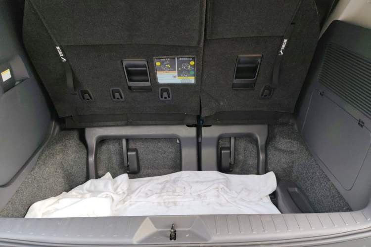 Used Toyota SIENNA 2026 Model 2.5L Dual-Engine Two-Wheel-Drive Comfort Edition Trunk