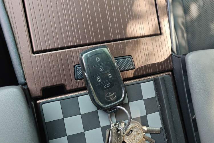 Used Toyota SIENNA 2026 Model 2.5L Dual-Engine Four-Wheel-Drive Luxury Edition Vehicle Key