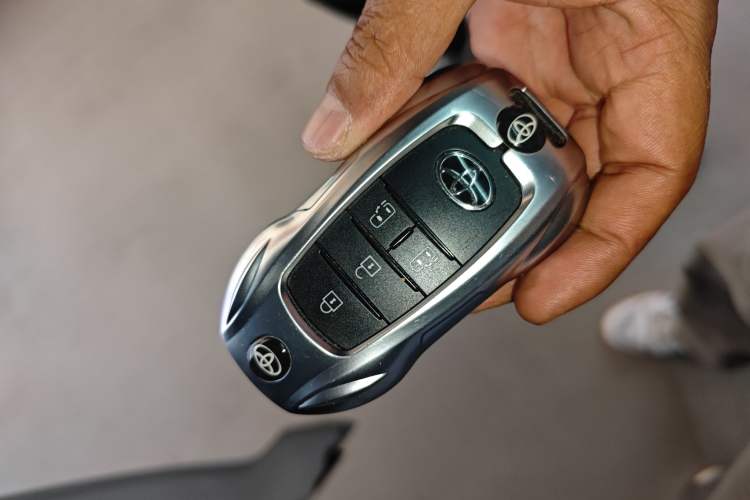 Used Toyota SIENNA 2026 Model 2.5L Dual-Engine Two-Wheel-Drive Comfort Edition Vehicle Key