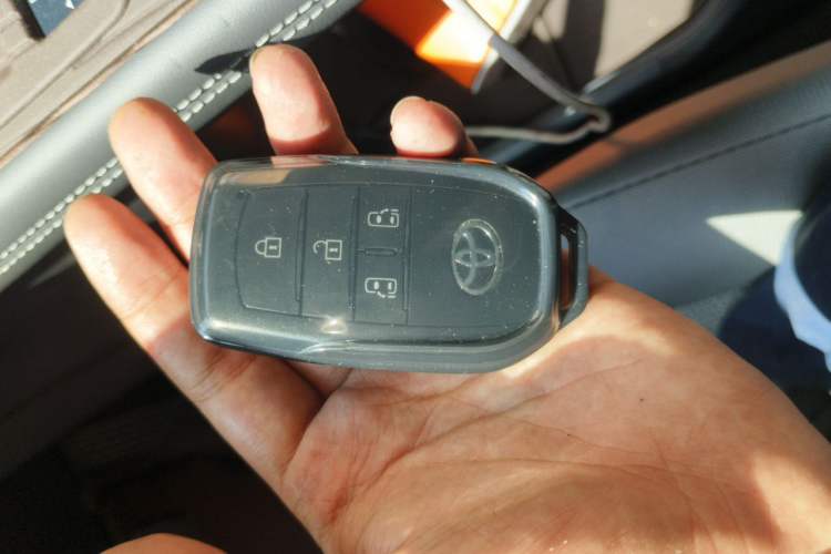 Used Toyota SIENNA 2026 Model 2.5L Dual-Engine Two-Wheel-Drive Comfort Edition Vehicle Key