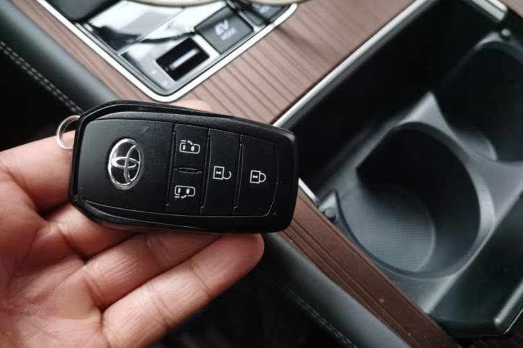 Used Toyota SIENNA 2026 Model 2.5L Dual-Engine Two-Wheel-Drive Comfort Edition Vehicle Key