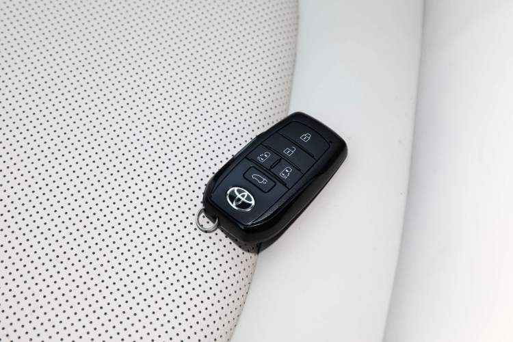 Used Toyota SIENNA 2026 Model 2.5L Dual-Engine Four-Wheel-Drive Premium Edition Vehicle Key