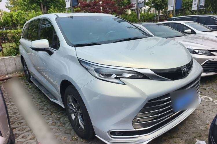 Used Toyota SIENNA 2026 Model 2.5L Dual-Engine Four-Wheel-Drive Premium Edition Exterior 2