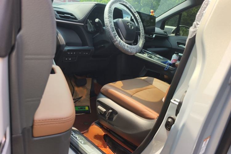 Used Toyota SIENNA 2026 Model 2.5L Dual-Engine Four-Wheel-Drive Premium Edition Interior 3