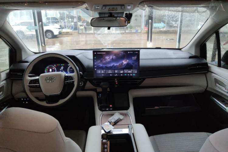 Used Toyota SIENNA 2027 Model 2.5L Dual-Engine Two-Wheel-Drive Comfort Edition Center Console