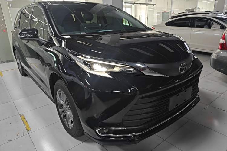 Used Toyota SIENNA  Front Right 45 Deg