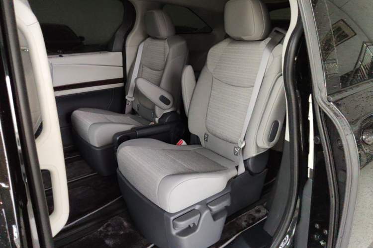 Used Toyota SIENNA 2027 Model 2.5L Dual-Engine Two-Wheel-Drive Comfort Edition Left Rear Seat