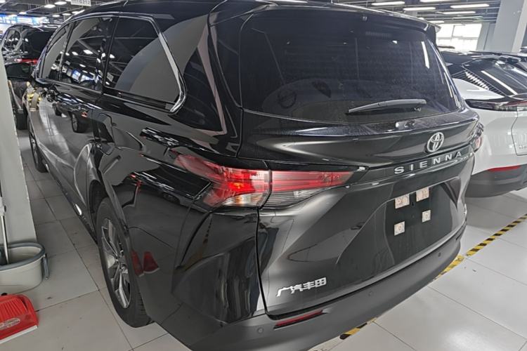 Used Toyota SIENNA  Rear Left 45 Deg