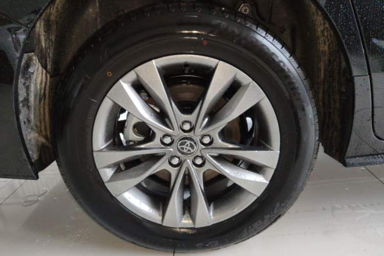 Used Toyota SIENNA 2027 Model 2.5L Dual-Engine Two-Wheel-Drive Comfort Edition Right Rear Wheel Hub