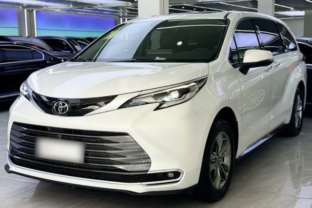Ojetý Toyota SIENNA 2027 Model 2.5L Dual-Engine All-Wheel-Drive Prestige Edition