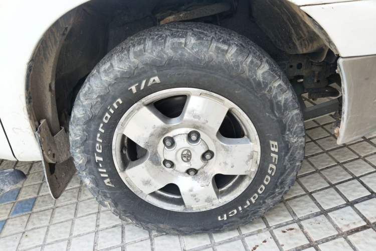 Used Toyota Tundra  Right Front Wheel Hub