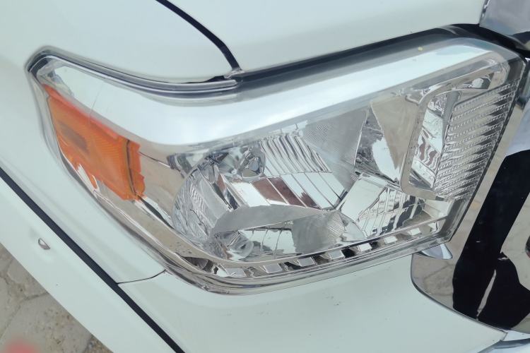 Used Toyota Tundra  Right Front Headlight