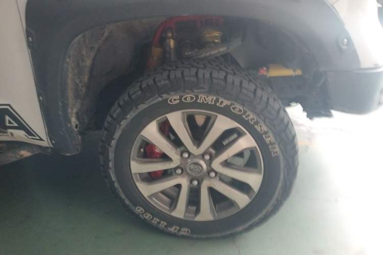 Used Toyota Tundra  Right Front Wheel Hub