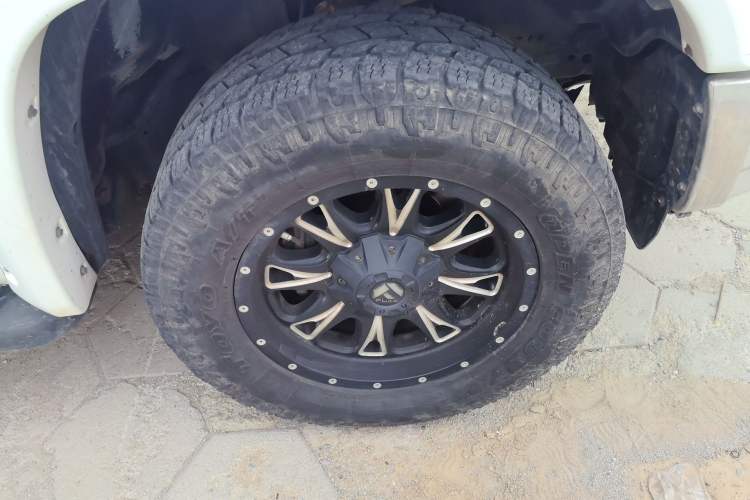 Used Toyota Tundra  Right Front Wheel Hub