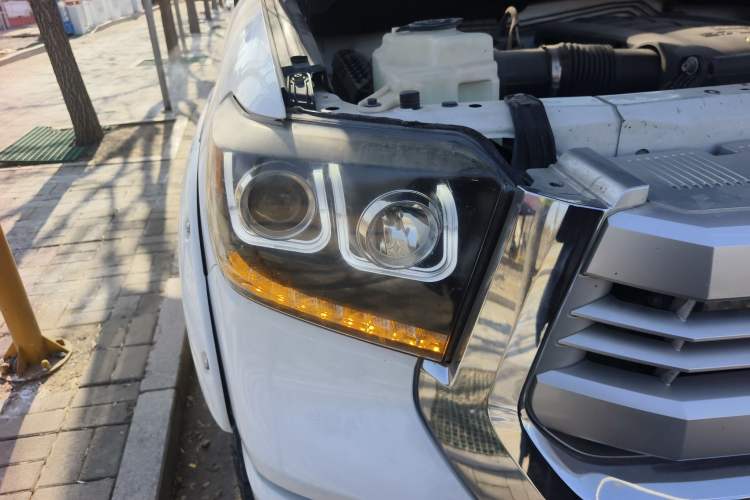 Used Toyota Tundra 2014 5.7L 1794 Edition Right Front Headlight