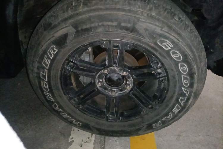 Used Toyota Tundra  Right Front Wheel Hub