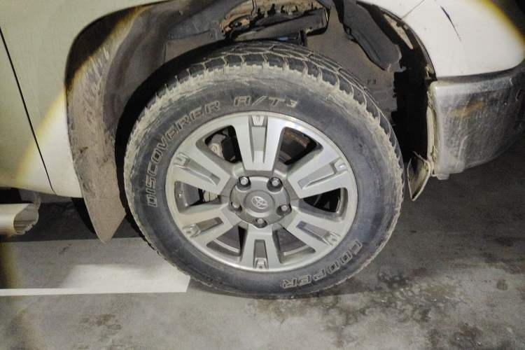 Used Toyota Tundra 2014 5.7L 1794 Edition Right Front Wheel Hub