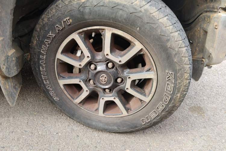 Used Toyota Tundra  Right Front Wheel Hub