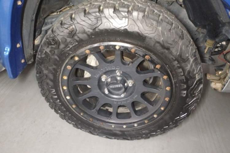 Used Toyota Tundra  Right Front Wheel Hub