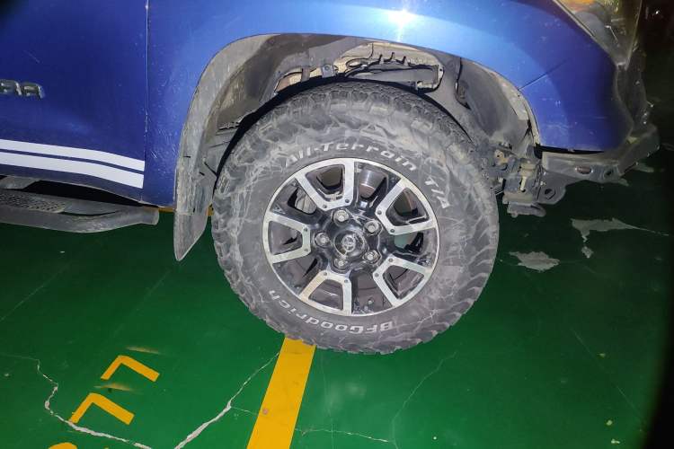 Used Toyota Tundra  Right Front Wheel Hub