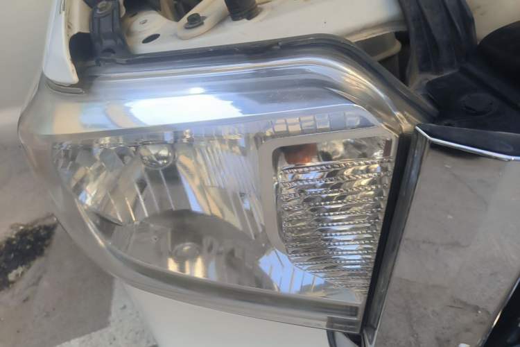 Used Toyota Tundra  Right Front Headlight