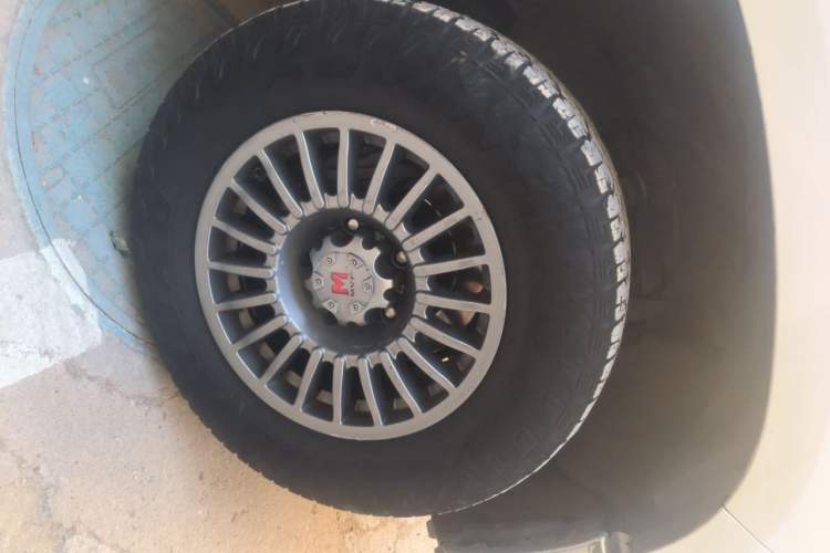 Used Toyota Tundra  Right Front Wheel Hub