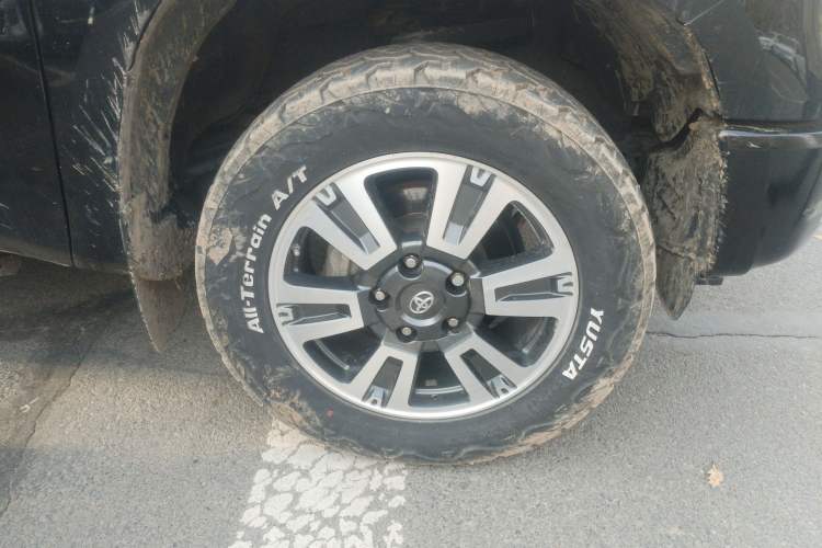 Used Toyota Tundra  Right Front Wheel Hub