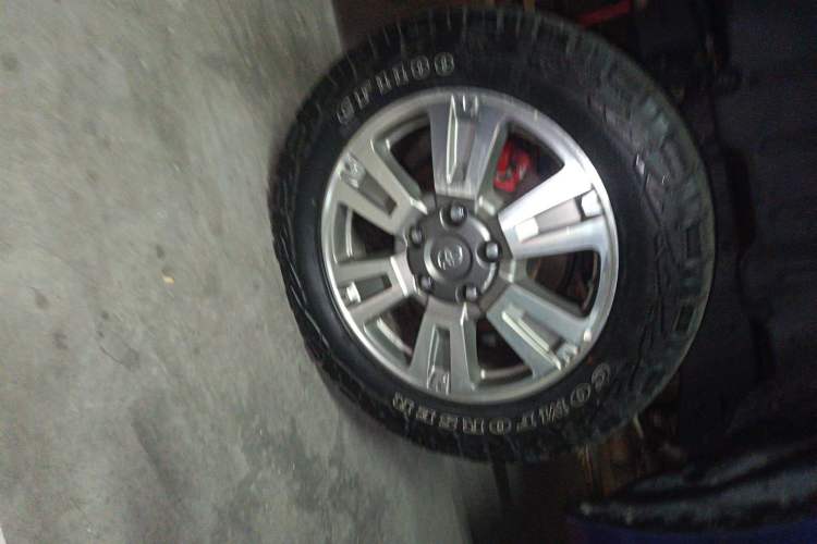 Used Toyota Tundra  Right Front Wheel Hub
