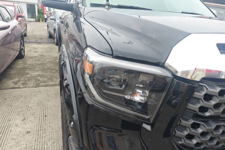 Used Toyota Tundra  Right Front Headlight